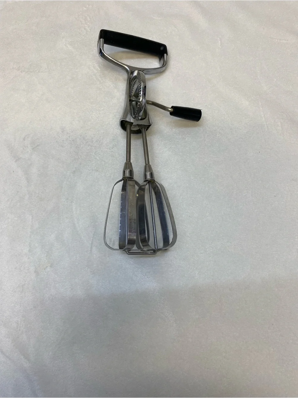 Vintage MAYNARD EGG BEATER HAND MIXER CREAM HANDLE ROTARY UTENSIL Works Great